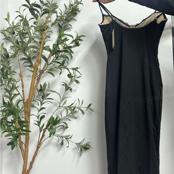 Elegant Black Lace Nightgown - Picture 4 of 9